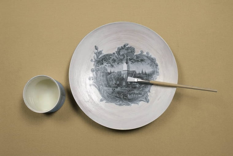 <B>Krok 4.</B> Najpierw gąbką, później palcem całkowicie usuwamy papier. Pokrywamy nadruk preparatem, lakierujemy, brzegi wzoru poprawiamy konturówką. <B>Krok 4.</B> Najpierw gąbką, później palcem całkowicie usuwamy papier. Pokrywamy nadruk preparatem, lakierujemy, brzegi wzoru poprawiamy konturówką.