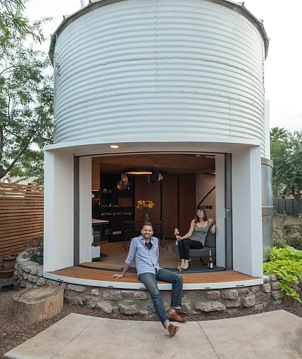 Dom w starym silosie; proj. Christoph Kaiser. Pickupem przewiózł silos do Phoenix (w stanie Arizona) i postawił go na swojej ziemi. dom w silosie, dom w starym silosie, dom w dziwnym miejscu, dziwny dom