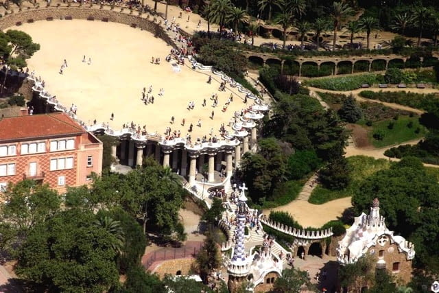 Niesamowite wrażenie w Parku Güell robi dwukondygnacyjna hala, na dole podparta 86 kolumnami. Na jej dachu powstał falisty dach, zwany przez architekta teatrem greckim. Opasany jest wyjątkową, 150-metrową ławką pokrytą barwnymi mozaikami. jean nouvel, herzog and de meuron, antonio gaudi, architektura, top 10, santiago calatrava, barcelona, hiszpania