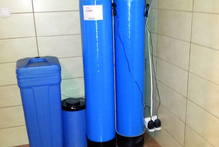 Jeśli w zestawie urządzeń ma znaleźć się  również zmiękczacz, to odżelaziacz ustawia  się przed nim.