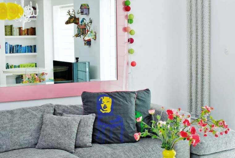 MIESZKANIE. Kąt wypoczynkowy rozświetla lampa Yellow Submarine (Kafti Design), która w pochmurne dni zastępuje nam słońce. Duża wygodna kanapa to podstawa - i właśnie taką udało mi się znaleźć.