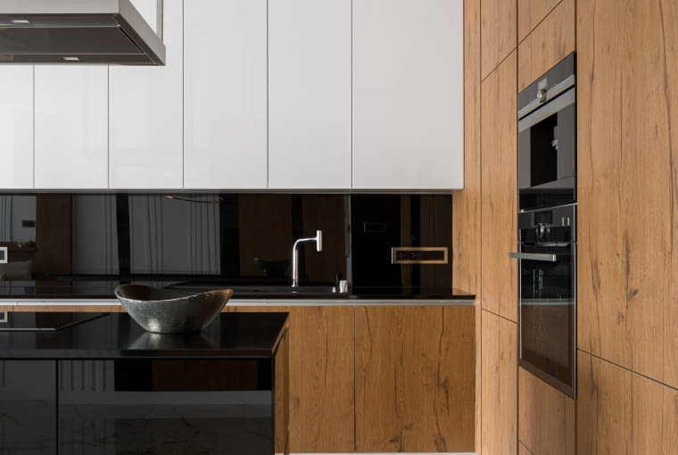 Biel, drewno i marmur - elegancki apartament