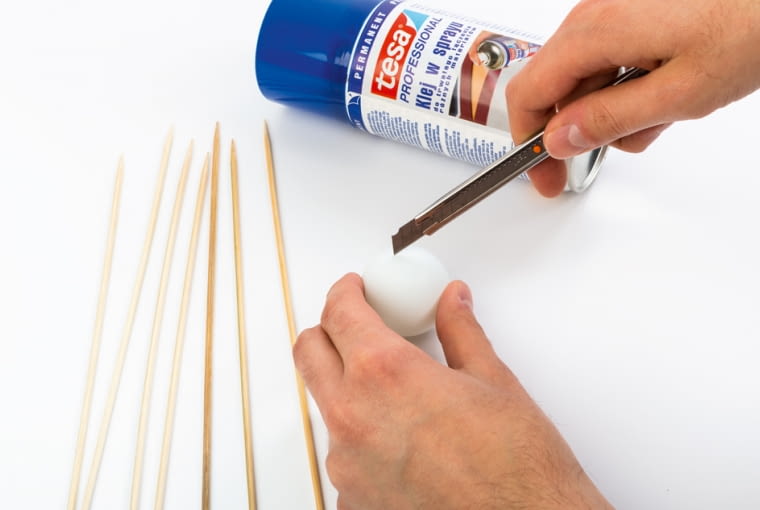 DIY - łańcuch świetlny. Krok 1. Nożykiem do tapet wytnij otwory w piłeczkach. łańcuch świetlny, kolorowe kule, diy, zrob to sam, proste diy
