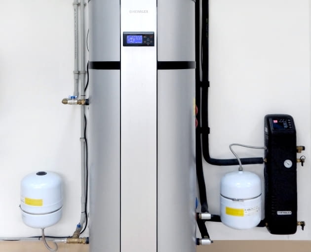 Kondensat powstający podczas pracy pompy z wykroplonej pary wodnej należy odprowadzić do kanalizacji Kondensat powstający podczas pracy pompy z wykroplonej pary wodnej należy odprowadzić do kanalizacji