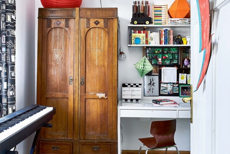 W POKOJU DZIESIĘCIOLETNIEGO LOLKA stanęła wiekowa szafa. Maria nazywa ją 'panieńskim meblem', bo to prezent od jej mamy na pierwsze mieszkanie. Obok szafy - proste nowoczesne biurko.