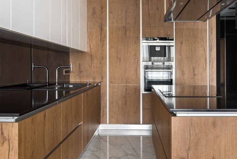 Biel, drewno i marmur - elegancki apartament