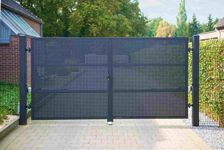 Bramy wjazdowe przesuwne to konstrukcje samonośne. Skrzydło porusza się kilka centymetrów nad podłożem, dzięki czemu nie jest niczym blokowane Bramy wjazdowe przesuwne to konstrukcje samonośne. Skrzydło porusza się kilka centymetrów nad podłożem, dzięki czemu nie jest niczym blokowane