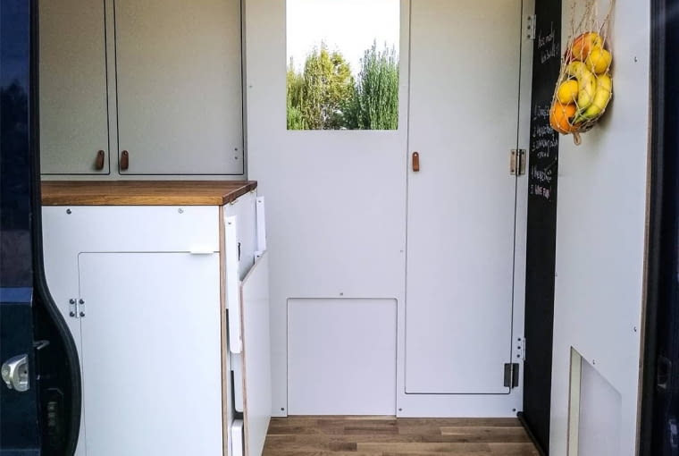 Lisia norka, czyli dom w vanie. We wnękach przy wejściu pojawiły się siedziska.