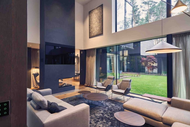 Duże przeszklenia, nierzadko zajmujące większość ściany, sprawiają, że wnętrze staje się lepiej doświetlone, a zieleń w ogrodzie zagląda do środka