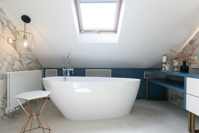 Wolno stojąca wanna w łazience na poddaszu.