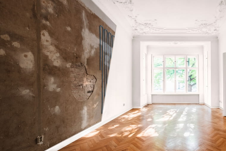 Stosowanie ogrzewania ściennego zalecane jest przede wszystkim na powierzchni ścian  zewnętrznych, a dopiero w drugiej kolejności na ścianach wewnętrznych