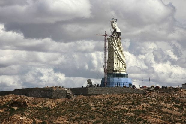 A general view of the Virgin of the Socavon (patron saint of miners) statue during its construction at the Santa Barbara hill in the outskirts of the Oruro, some 200 km (124 miles) south of La Paz, January 18, 2013. The statue measures 45 metres (148 feet) in height and stands at 3850 meters (12,631 feet) above sea level. The statue is expected to complete by February 2, 2013 according to its sculptors. REUTERS/David Mercado (BOLIVIA - Tags: RELIGION SOCIETY)