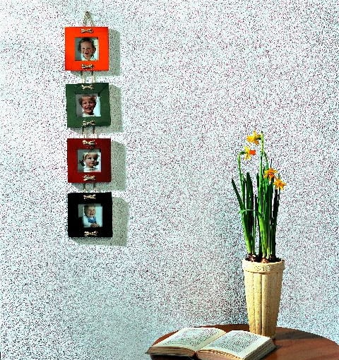 Chropowata faktura ściany pokrytej tynkiem cementowo-wapiennym