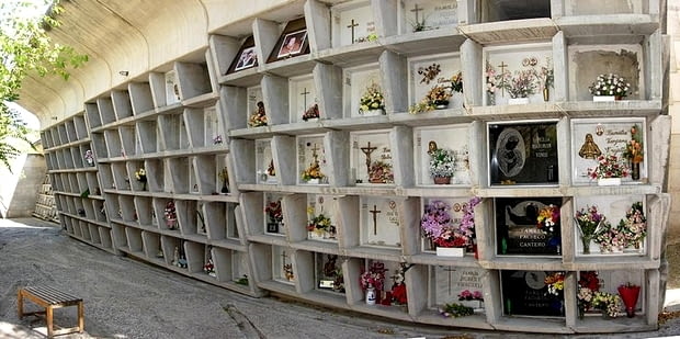 Cmentarz w Igualadzie - trumny wsuwane są do specjalnych szczelin. Ci, których bliscy leżą na samym szczycie, muszą korzystać z drabinek, jeśli chcą uprzątnąć nagrobną płytę Cmentarz w Igualadzie
