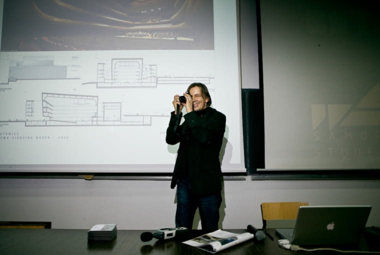 Tomasz Konior pożegnał się z publicznością w dość nietypowy sposób - robiąc wszystkim zdjęcie Polska Bryła, Tomasz Konior, Konior Studio, architekt, wykład