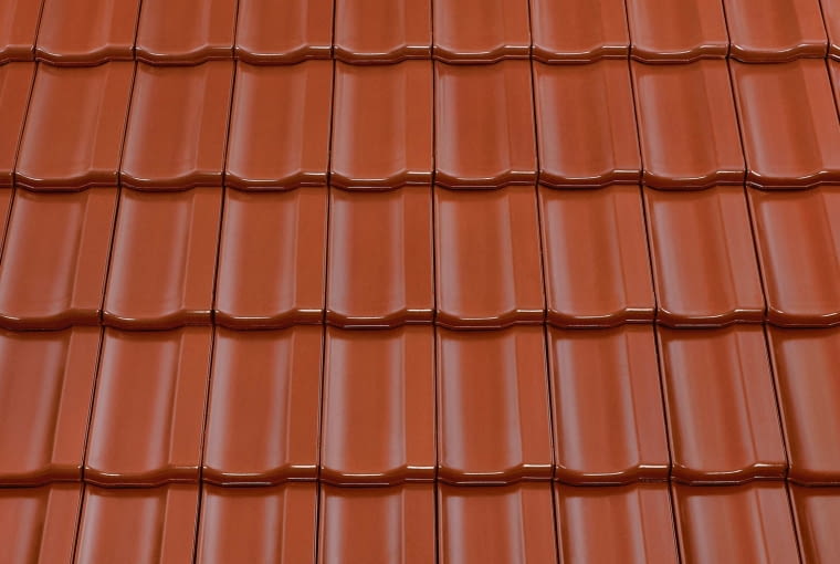 Topas 13V/Monier BRAAS | Rodzaj: dachówka ceramiczna | wymiary [dł. x szer.]: 256 x 430 mm; masa [kg/m2]: od ok. 43,8 kg | zalecany kąt nachylenia połaci: minimum 25° | kolory: m.in. brązowy, miedziany, antracytowy, kasztanowy, tekowy. Cena: od 76,67 zł/m2, www.monier.pl