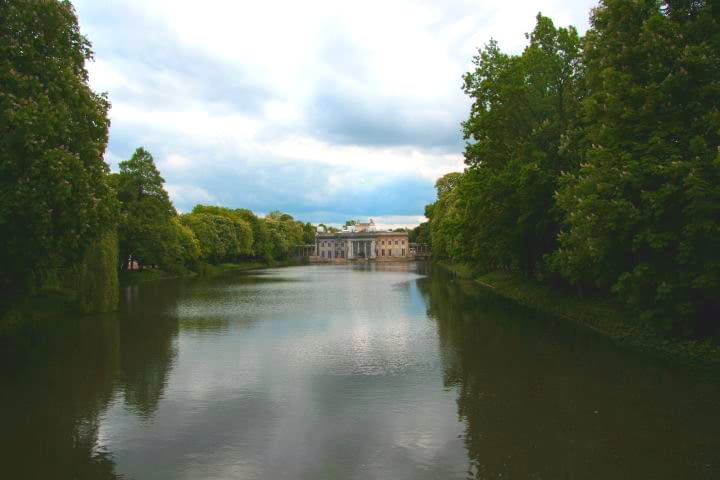 Pałac na Wyspie, letnia rezydencja ostatniego króla Polski Stanisława Augusta, należy do najwybitniejszych realizacji stylu klasycystycznego. Początki budowli sięgają XVII wieku, kiedy właścicielem terenów Ujazdowa był marszałek wielki koronny Stanisław Herakliusz Lubomirski. Na jego polecenie w latach 1683?1689 architekt Tylman van Gameren wybudował pawilon ogrodowy - Łaźnię, znaną również jako Hippokrene. Pałac powstał dla króla Stanisława Augusta, stając się siedzibą wyrafinowanych kolekcji artystycznych gromadzonych przez oświeconego monarchę.