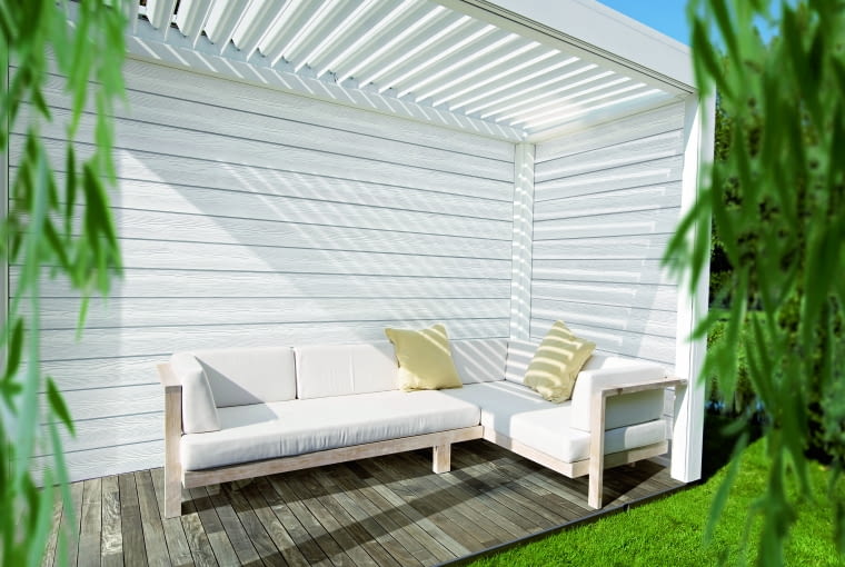 Pergole wolno stojące mogą być postawione w dowolnym miejscu, niezależnie od budynku. Zapewniają swobodę aranżacji i możliwość tworzenia wyjątkowych przestrzeni na świeżym powietrzu