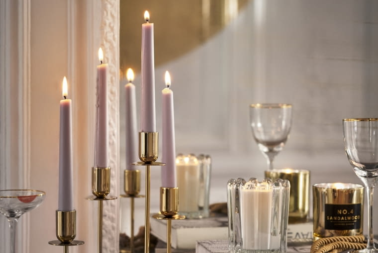 Złoty kolor to motyw przewodni tego stylu Salon w stylu glamour