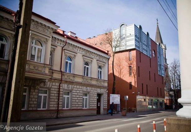 1. Muzeum Archidiecezjalne w Białymstoku to kolos pośród zabytków. Projektantem tego przysadzistego gmachu jest Antoni Makarewicz - ten sam, który zaprojektował finalistę ubiegłorocznego plebiscytu, czyli Hotel Gołębiewski w Karpaczu. Nominację nadesłał Andrzej Kłopotowski z białostockiego oddziału Gazety Wyborczej. - Kloc wyłazi nad sąsiednie kamienice z przełomu XIX i XX wieku i zakłóca oś widokową wzdłuż ulicy Warszawskiej z pięknym zabytkowym kościołem św.Wojciecha Muzeum Archidiecezjalne w Białymstoku