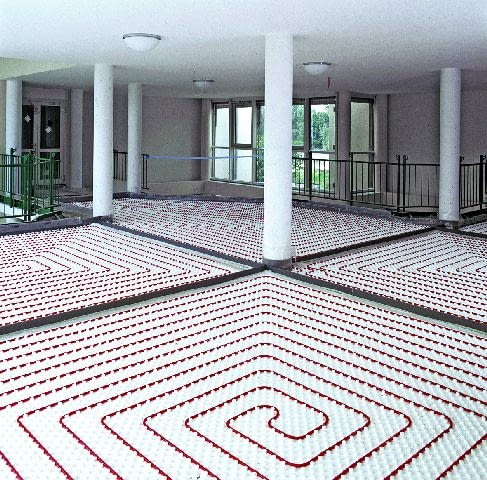 Zaleca się podział płyty grzejnej na mniejsze pola w kształcie kwadratu o maksymalnej długości boku około 6 m (przy prostokątach - 8 m) ogrzewanie podłogowe