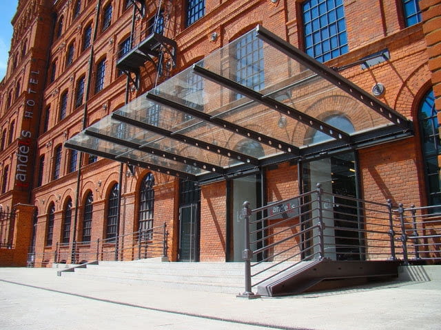 BRYŁA: Hotel Andel's w Łodzi. Monumentalna architektura przemysłowa autorstwa Hilarego Majewskiego z 1878 roku została starannie odrestaurowana i połączona z funkcją nowoczesnego hotelu. Autorami projektu są dwaj architekci z OP ARCHITEKTEN - Wojciech Popławski i Andrzej Orlinski. BRYŁA: Hotel Andels w Łodzi