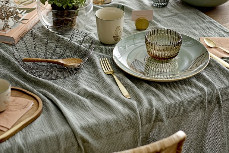 Stół wielkanocny w stylu modern classic – zgaszona zieleń z odrobiną złota, w towarzystwie drewna. Stół Wielkanocny w stylu modern classic