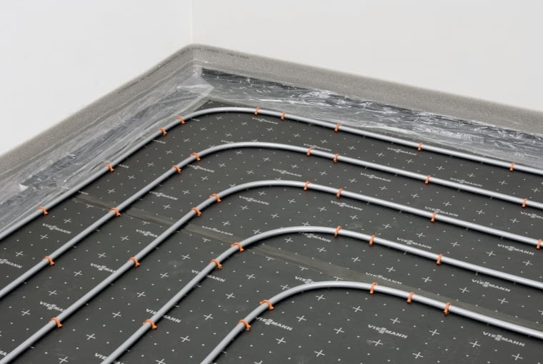 Podczas montażu ogrzewania podłogowego wzdłuż ścian rozkłada się dylatację, czyli elastyczny materiał. Zwykle jest to warstwa pianki polietylenowej o grubości około 8 mm