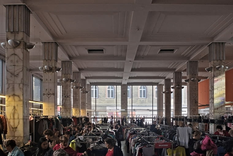 Budynek Komunalnej Kasy Oszczędności w Chorzowie. Sala kas na parterze. Budynek Komunalnej Kasy Oszczędności w Chorzowie. Sala kas na parterze.