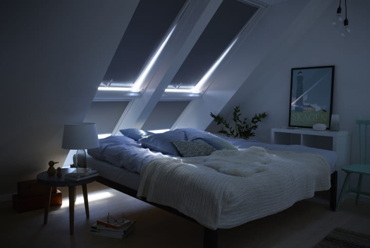 Rolety zaciemniające VELUX Gwarantują efekt zaciemnienia bez względu na porę dnia Rolety zaciemniające VELUX Gwarantują efekt zaciemnienia bez względu na porę dnia