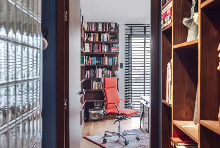 Gabinet i biblioteka. mieszkanie, nowoczesne mieszkanie, eleganckie mieszkanie, luksusowe mieszkanie