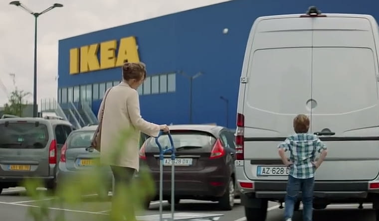 Mama z synem na parkingu Mama z synem na parkingu