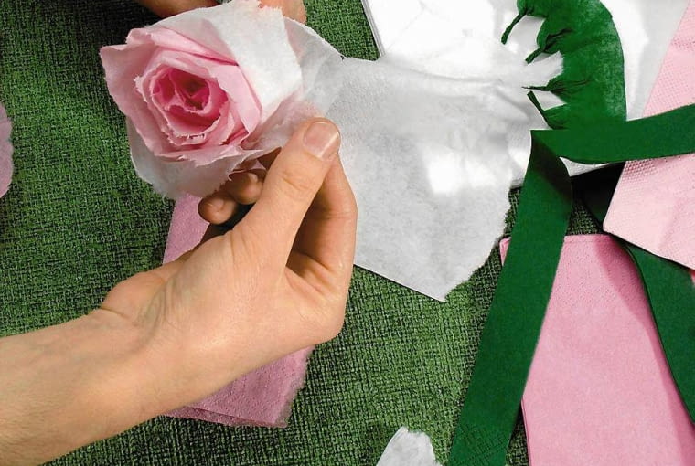 <B>Krok 3.</B> Na środek kwiatu nawijamy kolejne, coraz szersze paski - im dalej od środka, tym luźniej. DEKORACJE ROZA Z BIBULKI WYKONANIE ARANZACJA DOMINIKA MILOBEDZKA FOT. RAFAL LIPSKI PUBLIKACJA CZTERY KATY NR 3 (149) - 3.2004 PUBLIKACJA NASZ PORADNIK NR 1 - 9.2004 SLOWA KLUCZOWE: PLASTYKA ZDJĘCIE DO WKŁADKI: PUBLIKACJA CZTERY KATY NR 3 (149) , PUBLIKACJA NASZ PORADNIK NR 1 - CZASOPISMA