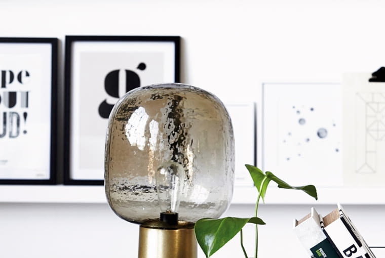 Lampa stołowa Note kształtem przypomina małe drzewko. Szklany klosz (dostępny również zielony) osadzony został na?aluminiowej bazie malowanej na złoto. Wys. 52 cm, 895 zł, House Doctor/loftbar.pl