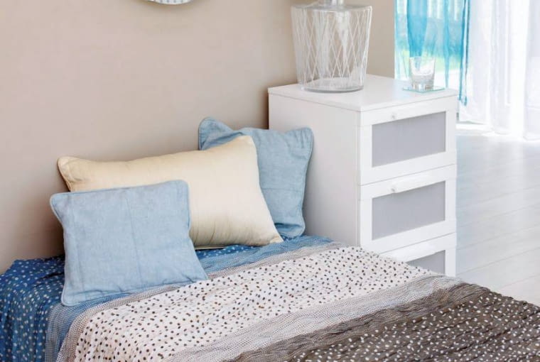 WNETRZA , DEKORACYJNE WYKORZYSTANIE TKANINY WE WNETRZU - NARZUTA I OZDOBA Z TKANINY NA TARCZE ZEGARA STYLIZACJA KINGA KOLARY - SKOMRO FOT. RADOSLAW WOJNAR PUBLIKACJA CZTERY KATY NR 7 (237) - 7 2011 SLOWA KLUCZOWE: WNETRZE POKOJ TKANINA DEKORACJA ZDJĘCIE DO WKŁADKI: PUBLIKACJA CZTERY KATY NR 7 (237) - CZASOPISMA