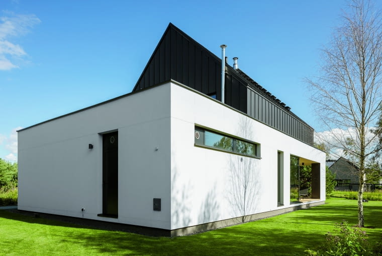 ...które obudowano płaskim parterem z częścią dzienną, a innym razem przeciwnie, że górna kondygnacja z sypialniami jest raczej uzupełnieniem dolnego piętra, powiększonego o dwustanowiskowy garaż, widoczny tu na pierwszym planie ...które obudowano płaskim parterem z częścią dzienną, a innym razem przeciwnie, że górna kondygnacja z sypialniami jest raczej uzupełnieniem dolnego piętra, powiększonego o dwustanowiskowy garaż, widoczny tu na pierwszym planie