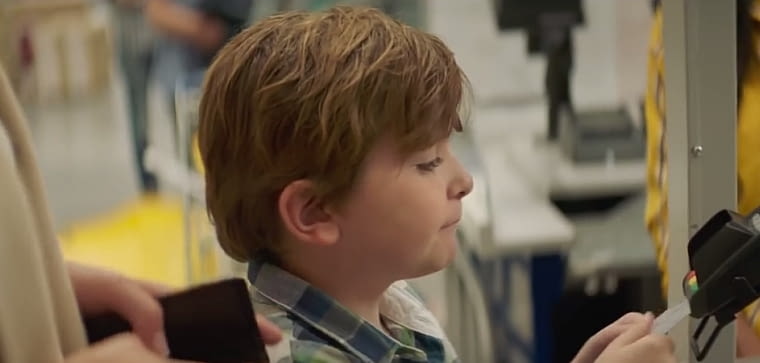 "Chłopiec" płaci za zakupy "Chłopiec" płaci za zakupy