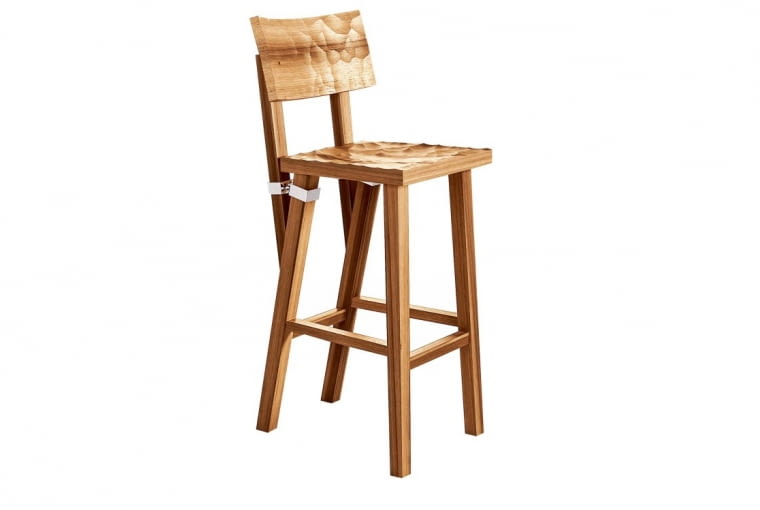 OBRÓBKA SKRAWANIEM. Krzesło Torquemada z najnowszej kolekcji Philippe'a Starcka jest nieco kontrowersyjne. Nazwa nawiązuje do hiszpańskiego inkwizytora, a nogi mebla połączono metalowymi obręczami, przywodzącymi na myśl salę tortur. Mimo to surowe drewno, choć nierówno ociosane, zachęca by na nim usiąść. driade.com