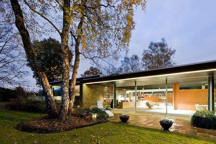 Pescher House, 1968 Ta willa powstała w Wuppertalu, mieście, w którym Neutra spędził ostatnie lata swego życia. Dziś to jednej z najlepiej zachowanych domów projektu słynnego modernisty w Europie. richard neutra, niemcy, modernizm, szwajcaria, wystawa, dom jednorodzinny