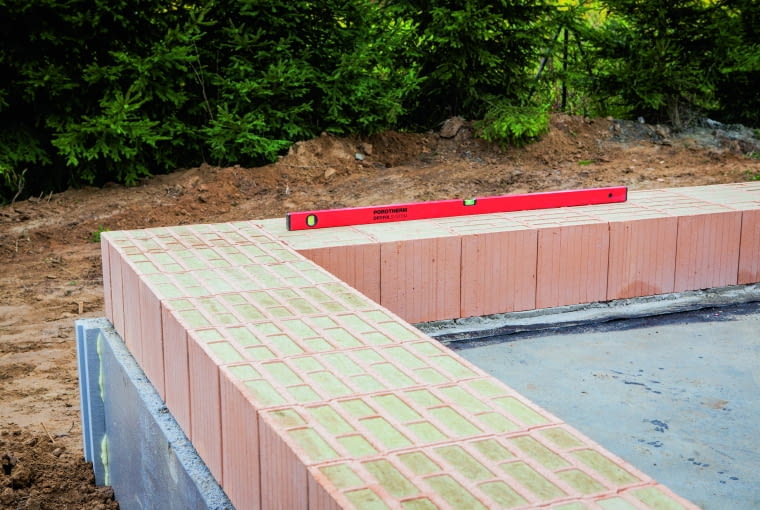 Ceramika poryzowana z wełną pozwala na budowę ścian jednowarstwowych, które po otynkowaniu mają współczynnik przenikania ciepła 0,16 lub 0,17 W/(m2K). Jest to więc bardzo zbliżona wartość dla ścian domów pasywnych, dla których współczynnik U powinien wynosić nie więcej niż 0,15