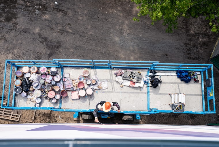 Mural na Stalowej 39 autorstwa Daniela „Chazme” Kalińskiego Mural na Stalowej 39 autorstwa Daniela „Chazme” Kalińskiego