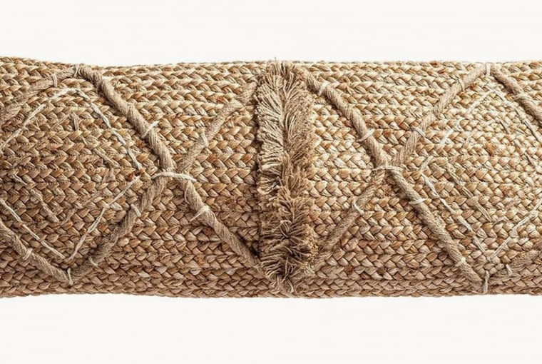 Poduszka jutowa z haftowanym wzorem Amely (Vical Home), 90 x 35 cm, 579 zł. Poduszka jutowa z haftowanym wzorem Amely (Vical Home), 90 x 35 cm, 579 zł.
