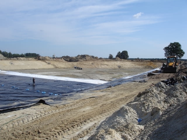 Prace przy jeziorku na polu golfowym