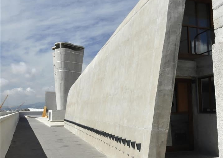 Jednostka Marsylska, proj. Le Corbusier - zachodnia strona tarasu dachowego, gimnazjum (sala gimnastyczna) i komin wentylacyjny
