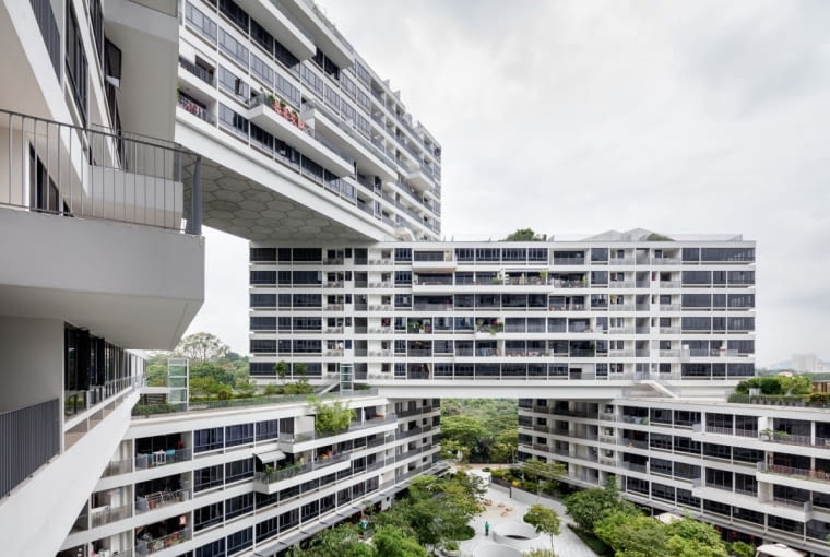 Interlace: apartamentowiec w Singapurze zaprojektowany przez OMA i Ole Sheerena. Wertykalna wioska złożona z 31 bloków poukładanych na sobie niczym klocki wokół zielonych dziedzińców.