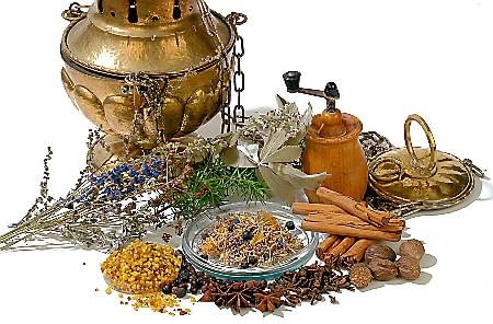 Kadzielnica zwana też trybularzem, oraz składniki tradycyjnego kadzidła. Można je utrzeć w moździerzu lub zemleć w młynku do pieprzu. 06.11.03 WARSZAWA KADZIDLO DOM WNETRZE ATAPY ARANZACJA I WYKONANIE PIOTR SYGA POMYSLY DO PISMA KWIETNIK FOT. PAWEL SLOMCZYNSKI / AGENCJA GAZETA