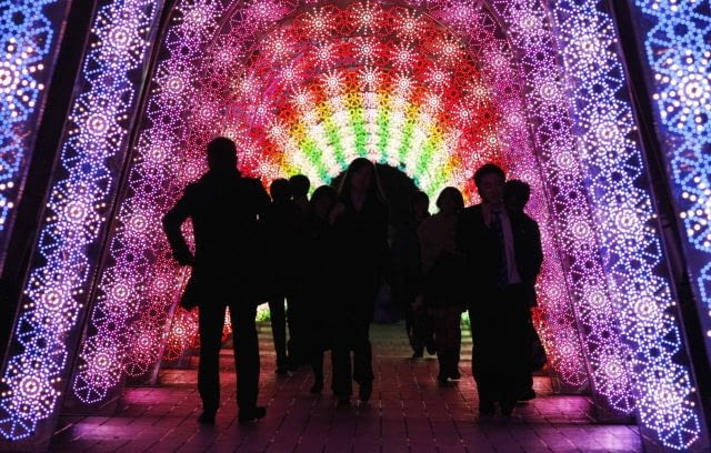 Japonia: Świetlisty tunel diodowy w Tokio to część dekoracji świątecznej w stolicy Japonii. People walk under light emitting diodes (LED) used as Christmas decorations in Tokyo November 24, 2009. REUTERS/Toru Hanai (JAPAN SOCIETY SCI TECH)