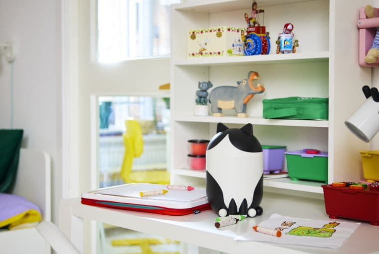 Uporządkuj wszystkie drobiazgi w uroczym pojemniku w kształcie kota.