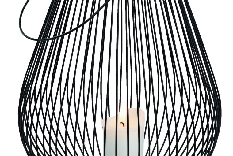 Latarnia fjelljo/jysk Wykonana ze stali i szkła, uprzyjemni i rozświetli wieczory na powietrzu. Cena: 74,95 zł, www.jysk.pl