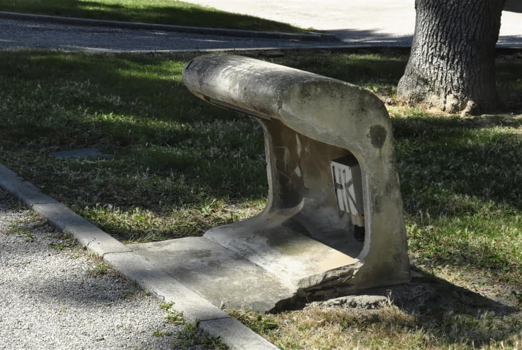 Jednostka Marsylska, proj. le Corbusier - jedna z lamp oświetlających alejki na placu przed budynkiem